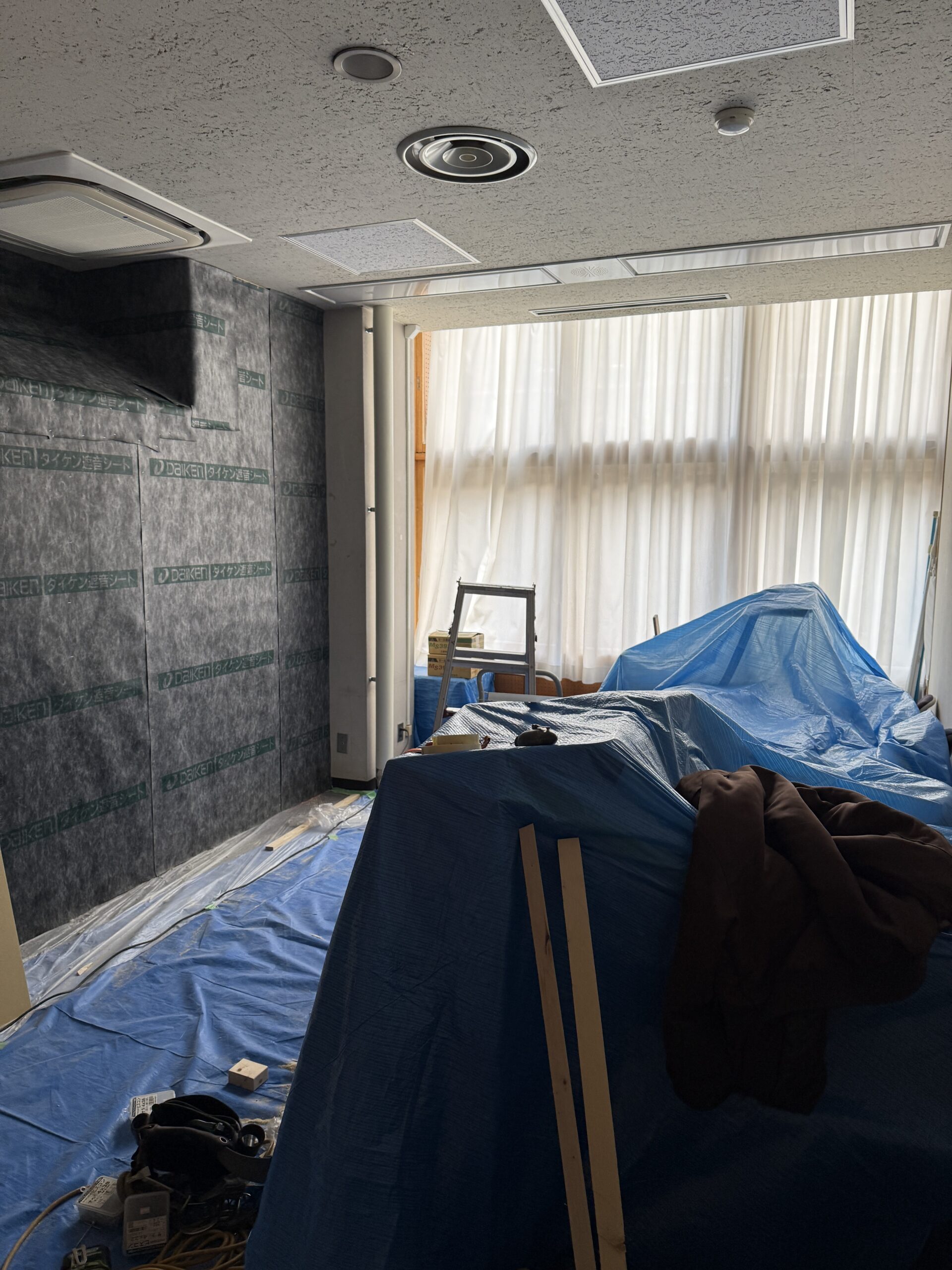 議員控室の壁設置問題